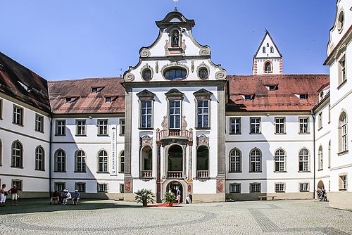 Das frühere Benediktinerkloster birgt heute das Museum der Stadt Füssen…