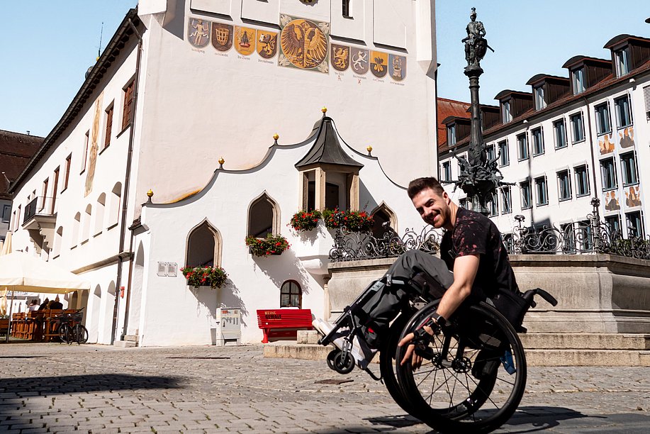 Moritz Brückner im Rollstuhl vor dem Rathaus in Kempten
