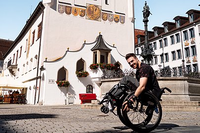 Moritz Brückner im Rollstuhl vor dem Rathaus in Kempten