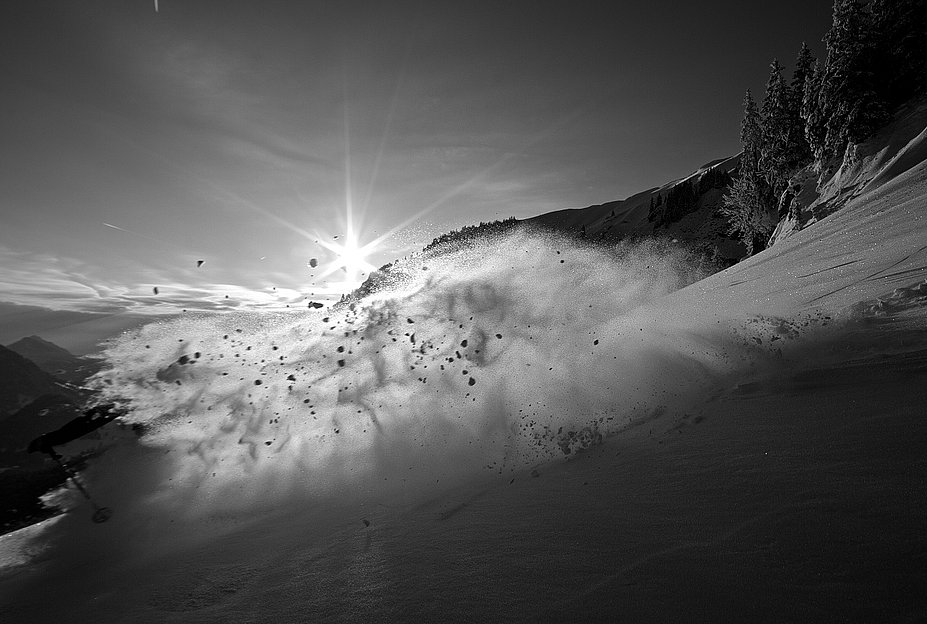 Powderspaß bei der Abfahrt durch den Tiefschnee
