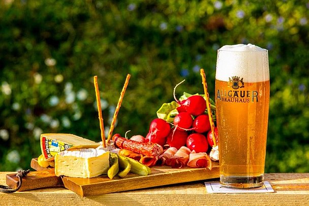 Allgäuer Brauhaus_Bier mit Brotzeit