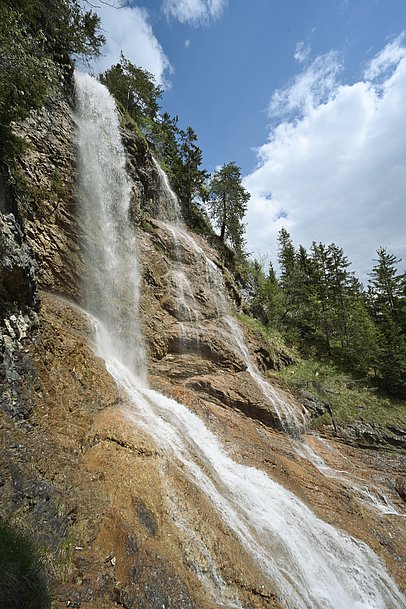 Wasserfall über Felsen