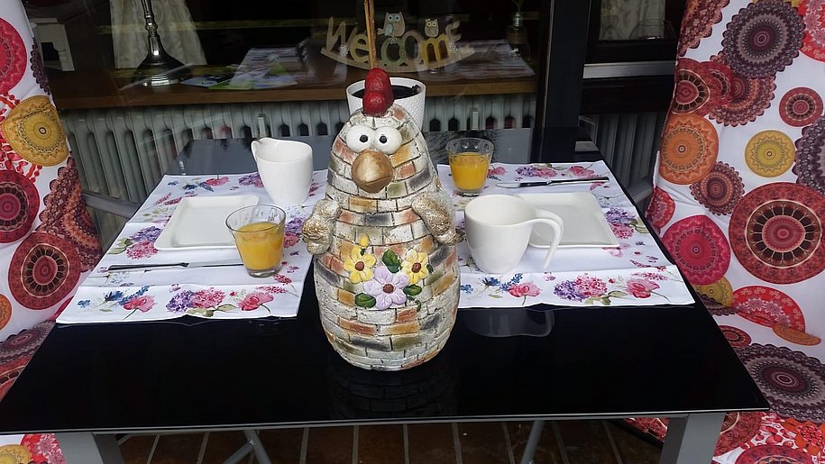 Frühstücken auf dem Balkon