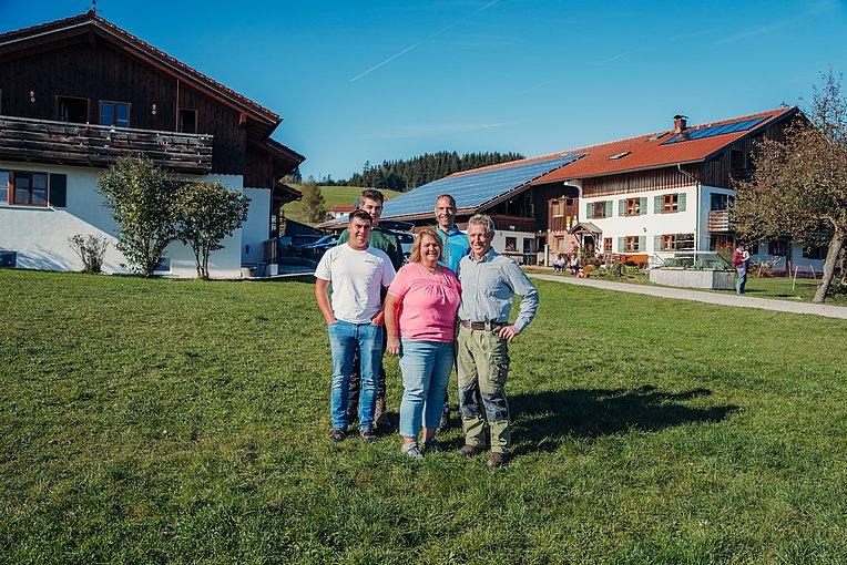 Das Team des Ferienhofs Schöll vor dem Hof