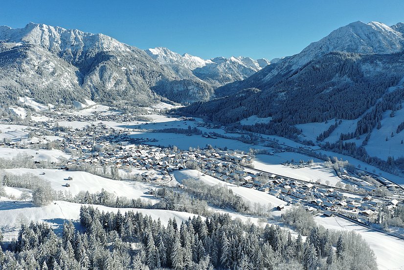 Blick auf Bad Hindelang und seine Berge, alles ist von Schnee bedeckt
