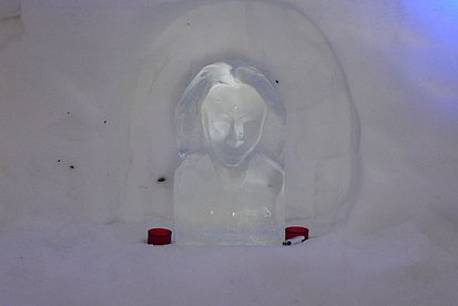 Eisskulptur in der Iglu Lodge am Nebelhorn