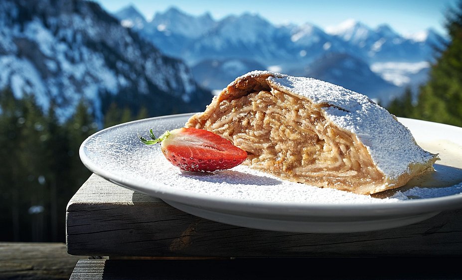 Apfelstrudel vor Bergpanorama