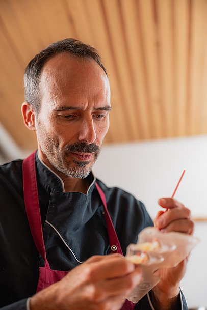 Chocolatier Jonathan Baldinger arbeitet konzentriert an einem Schoko-Nikolaus