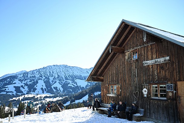 Buchel Alpe vor verschneitem Bergpanorama Buchel Alpe vor verschneitem Bergpanorama