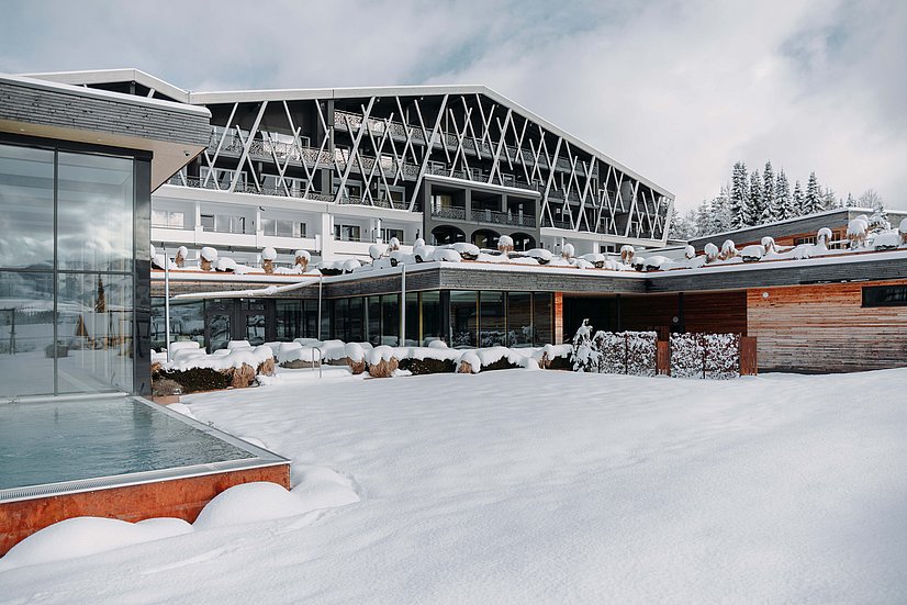 Hotel Rosenalp im Schnee mit Außenpool