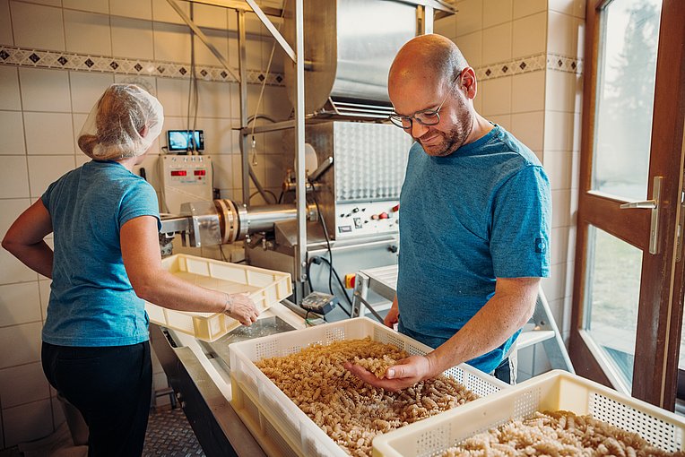 Manuela und Gerhard an der Nudelmaschine