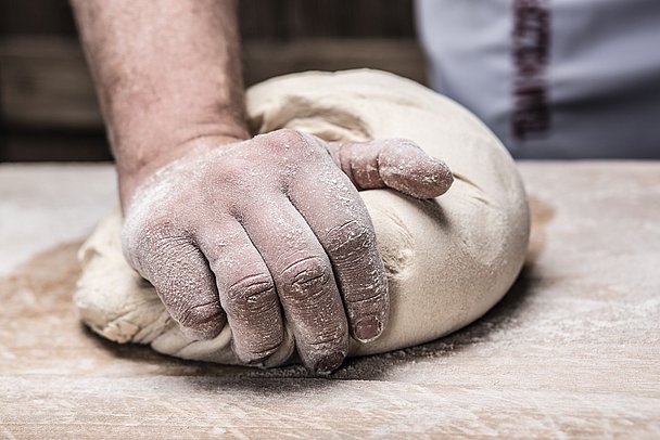 Nur durch richtiges Kneten und Falten entsteht die richtige Form der Brotlaibe