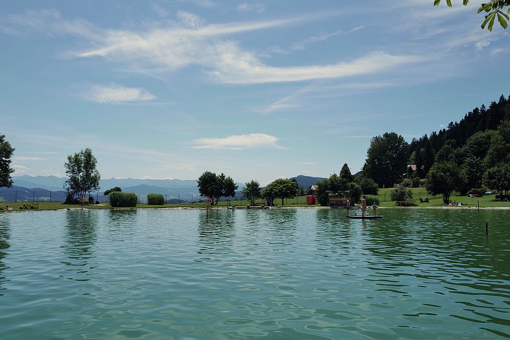 Alpenfreibad Scheidegg mit Bergen im Hintergrund