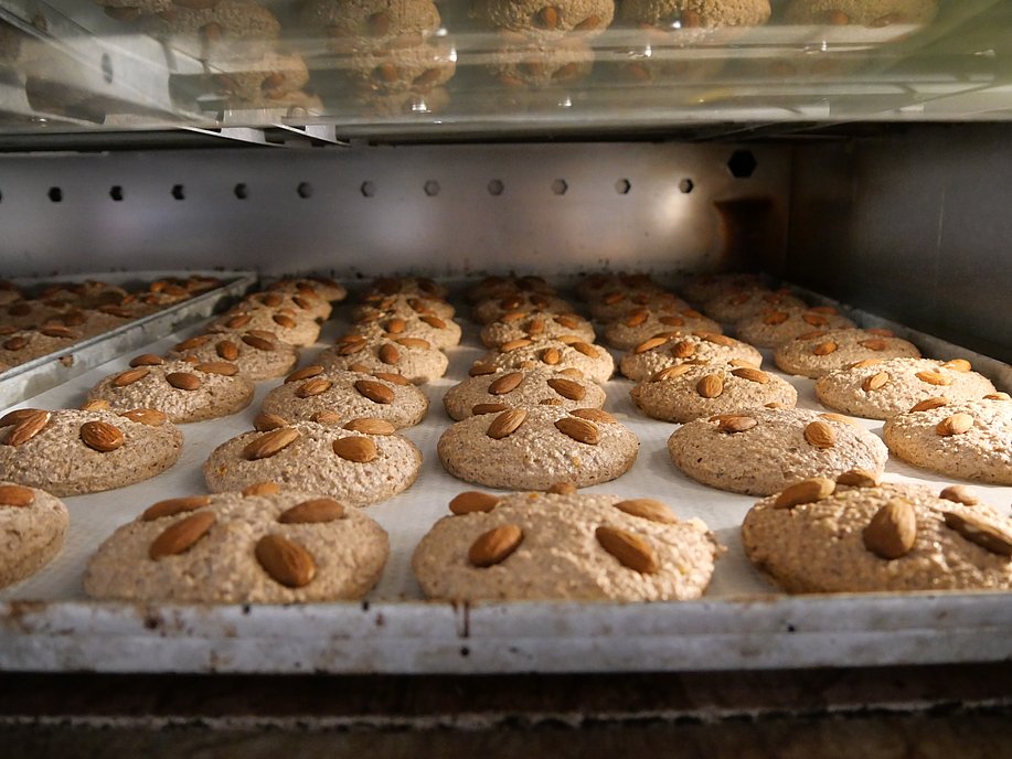 Blech mit Lebkuchen im Ofen