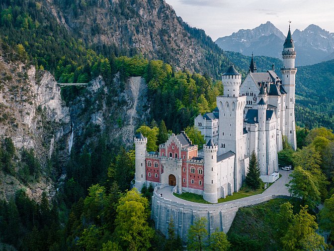 Schloss Neuschwanstein vor den Bergen Schloss Neuschwanstein vor den Bergen