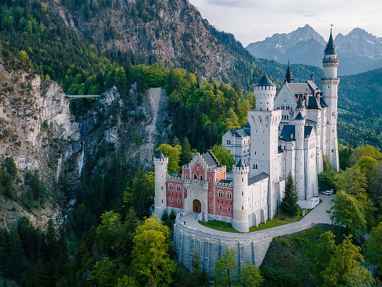 Schloss Neuschwanstein vor den Bergen Schloss Neuschwanstein vor den Bergen