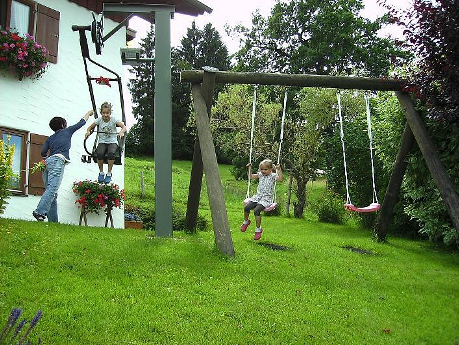 Schaukeln im Garten