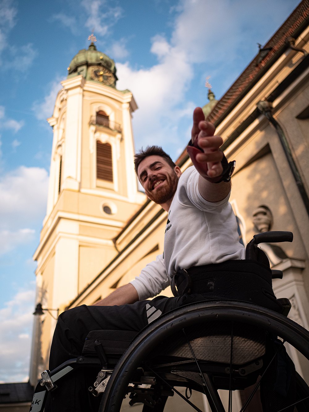 Moritz Brückner im Rollstuhl vor der Pfarrkirche Lindenberg