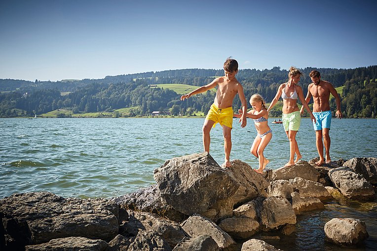 Familie beim Baden am Alatsee - das ist Sommer im Allgäu!