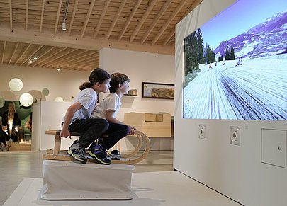 Zwei Kinder erkunden das Alpenstadtmuseum in Sonthofen im Allgäu