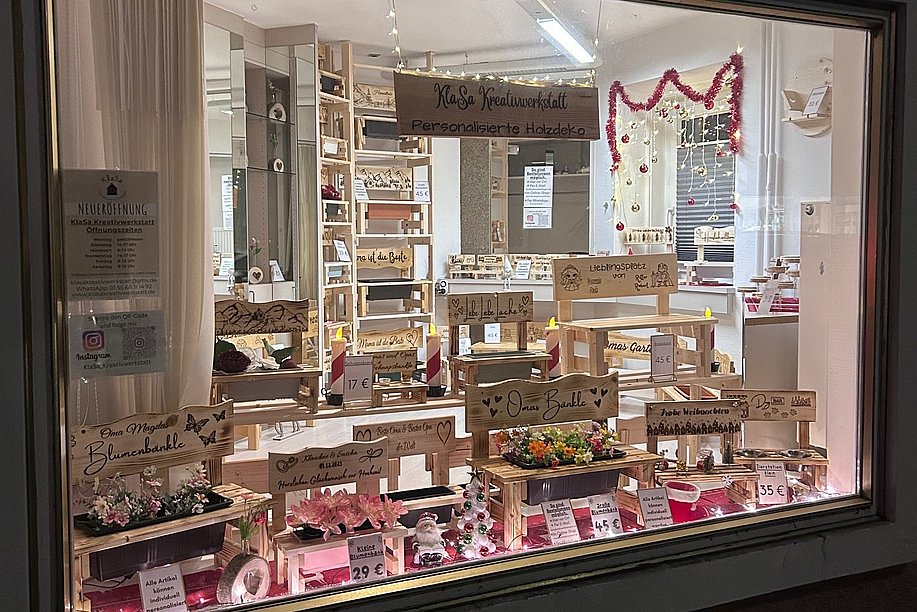 Schaufenster mit Holzbänken der KlaSa Kreativwerkstatt