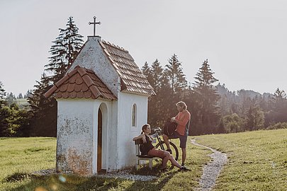 Naturbiken Pause an einer Kapelle