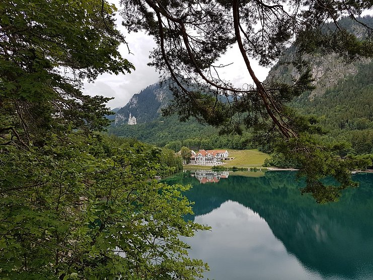 Blick über den Alpsee auf das Museum der bayerischen Könige