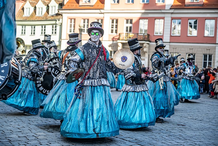 Verkleidete Hausemer Guggenmusik beim Umzug in Memmingen