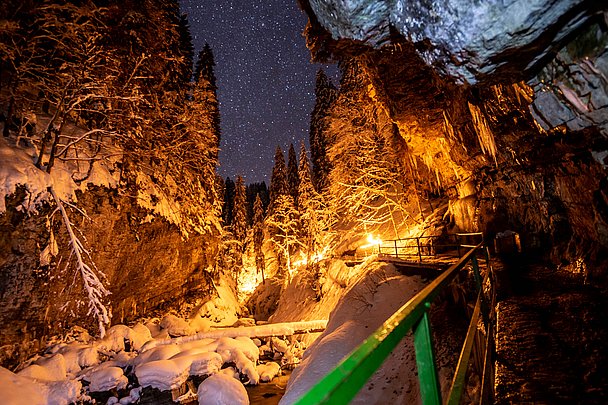 Fackelschein und Sternenhimmel in der Breitachklamm