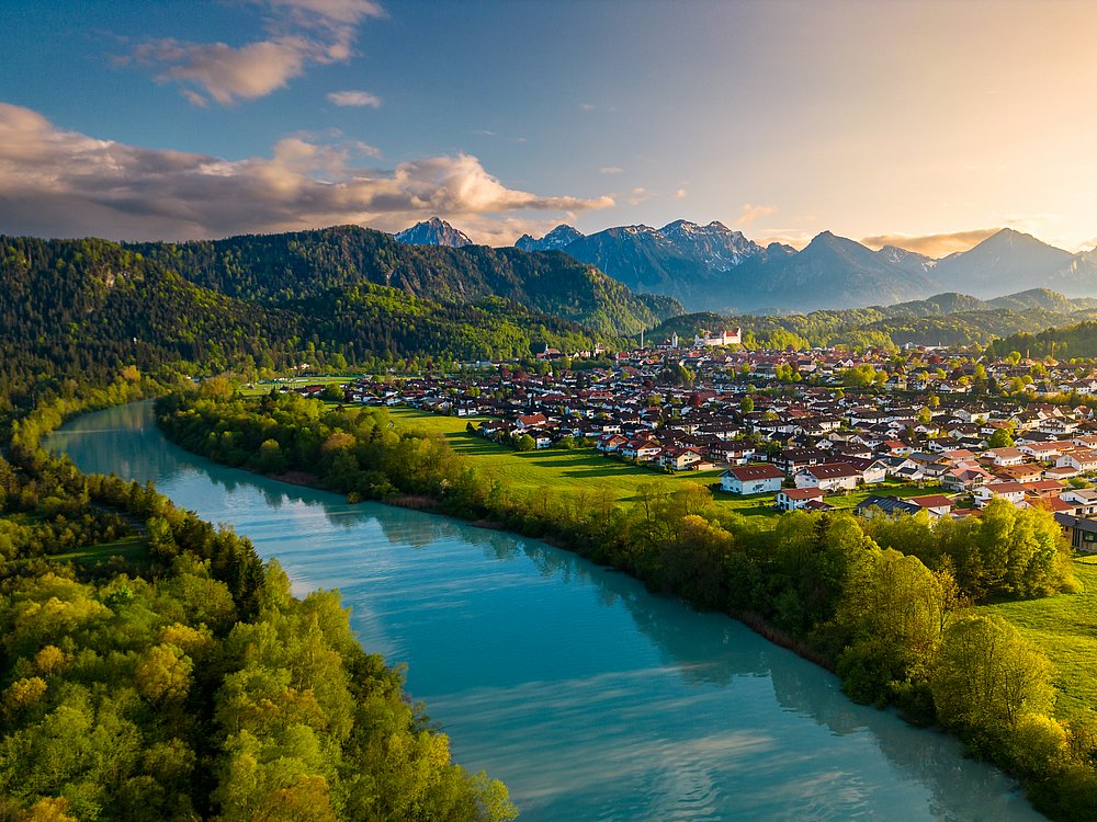 Ansicht von Füssen mit Lech und Bergen im Hintergrund