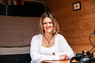 JobQuesterin Pia im Podcast-Bus