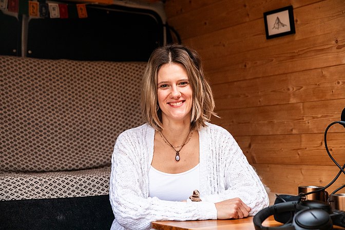 JobQuesterin Pia im Podcast-Bus