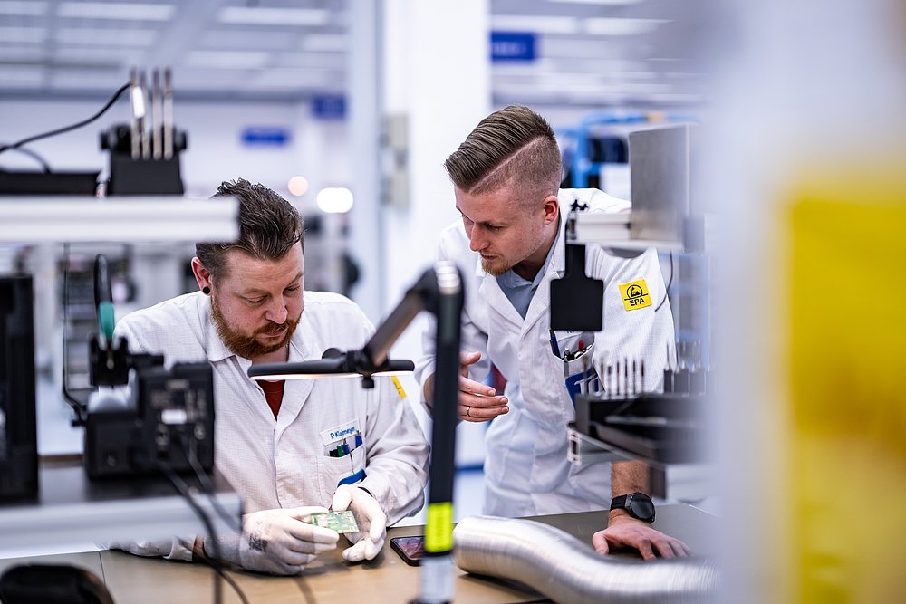 Pascal mit einem Kollegen auf der Arbeit