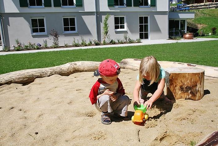 Sandkastenanlage mit Kindern