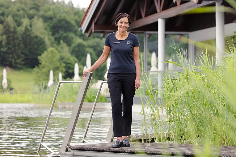 Christiane Haibel am Natursee im Haubers Naturresort