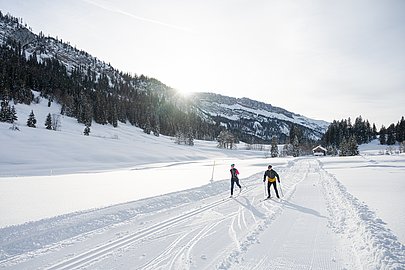 Zwei Langläufer auf der Loipe im Rohrmoostal unterhalb der Gottesackerwände