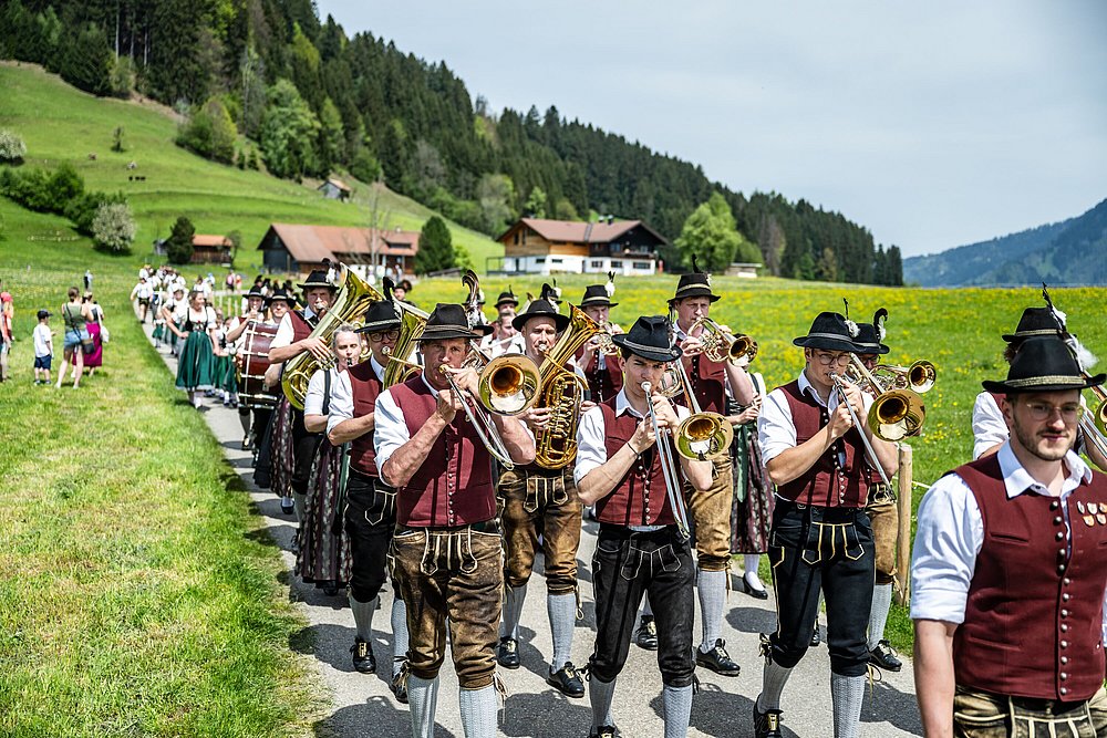 Der Musikverein in Hüttenberg marschiert spielend zum Dorfplatz. 