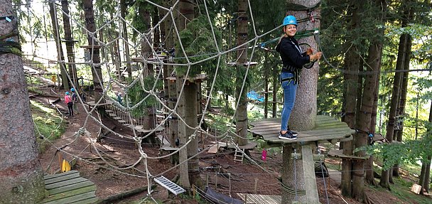 Wackelige Angelegenheit im Kletterwald