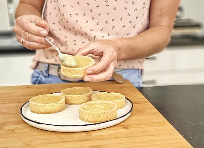 Tartes werden mit Zitronencreme gefüllt