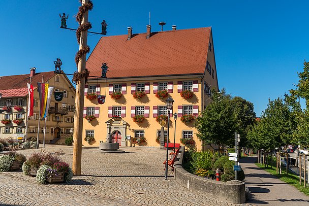 Rathaus und Kirchplatz in Weiler im Allgäu
