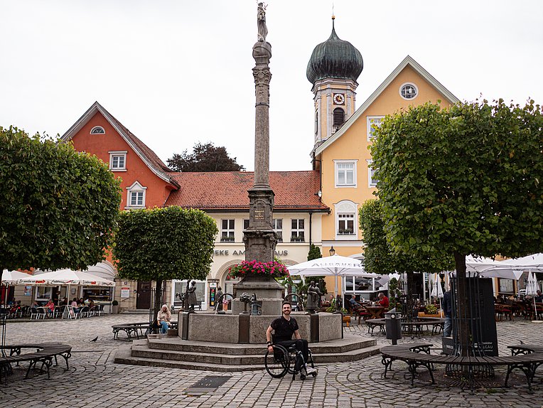 Moritz Brückner im Rollstuhl auf dem Marienplatz in Immenstadt