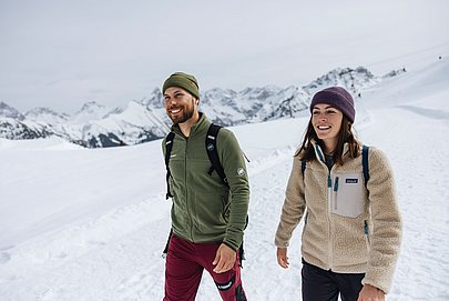 Mann und Frau beim Winterwandern hoch oben am Fellhorn