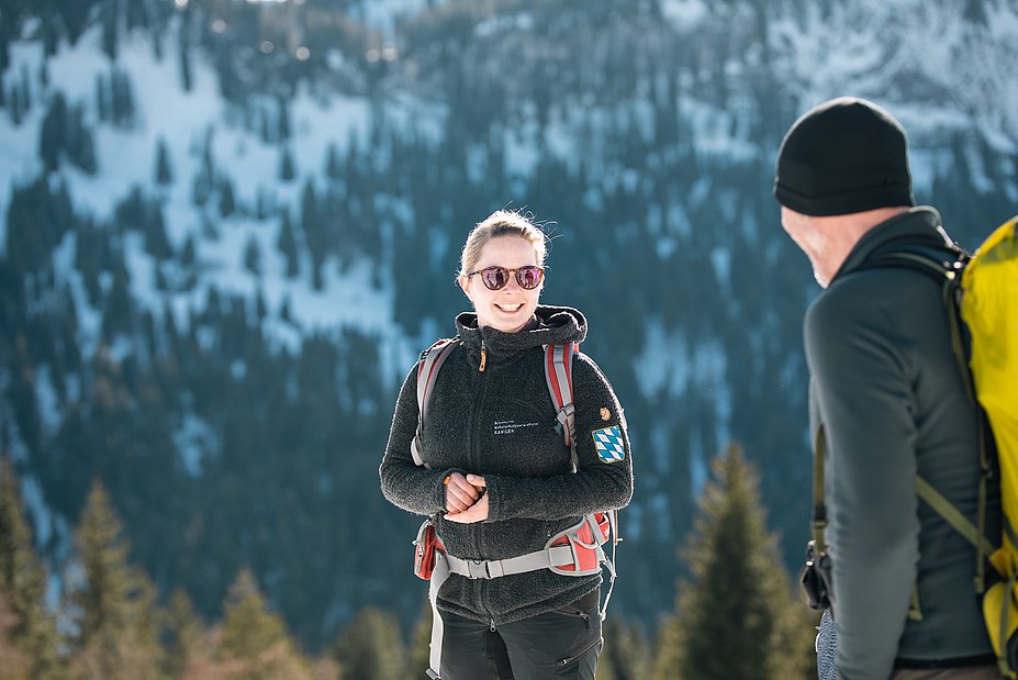 Wald im Winter: Rangerin Britta in der tief verschneiten Bergwelt am Riedberger Horn