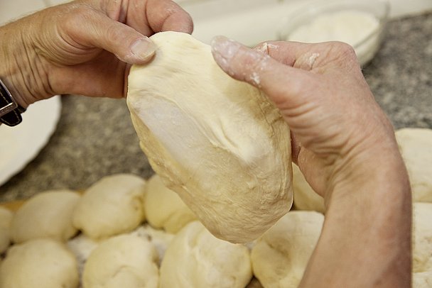 Funkenküchle im Allgäu: ein fingerdicker Rand und hauchdünn in der Mitte - so werden Funkenküchle im Allgäu geformt. 