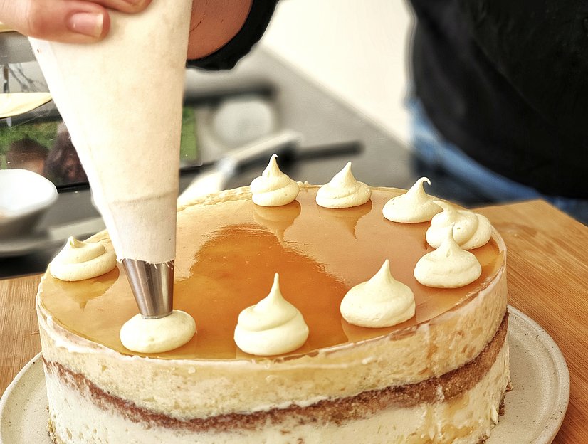 Ein Kuchen wird verziert