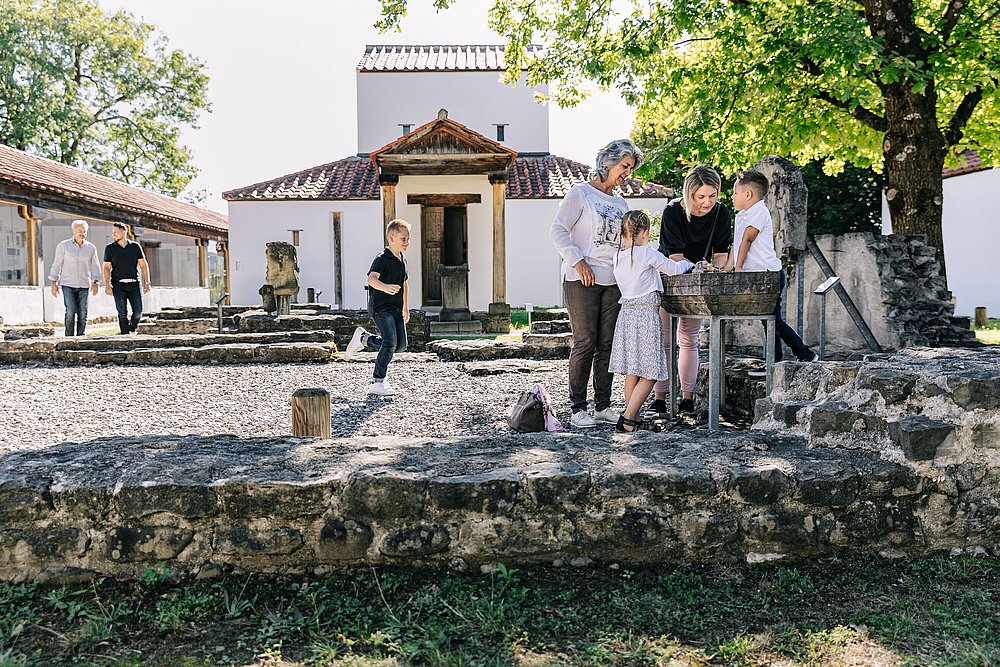 Eine Familie mit Kindern im Archäologischen Park Cambodunum
