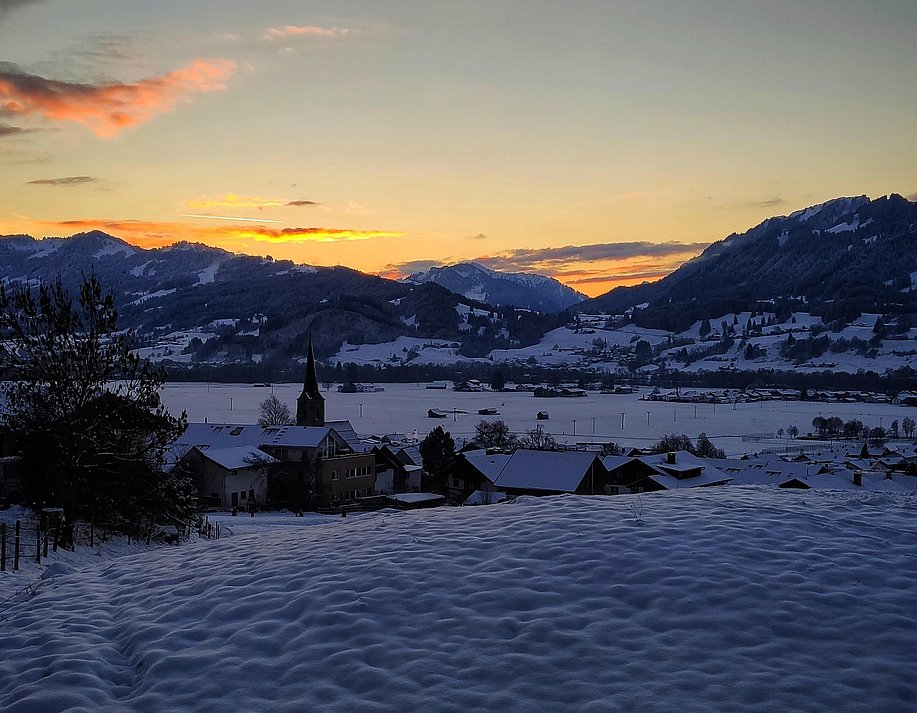 Allgäuer Winterlandschaft bei Dämmerung. Blick auf das Alpenpanorama