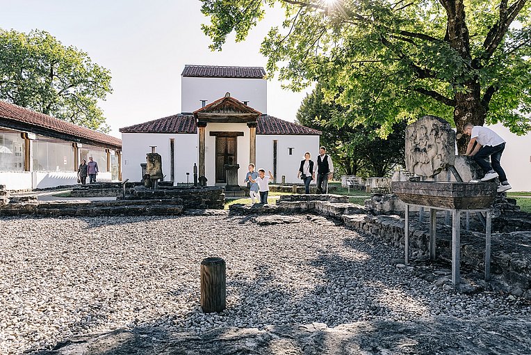 Familie im Archäologischen Park Cambodunum