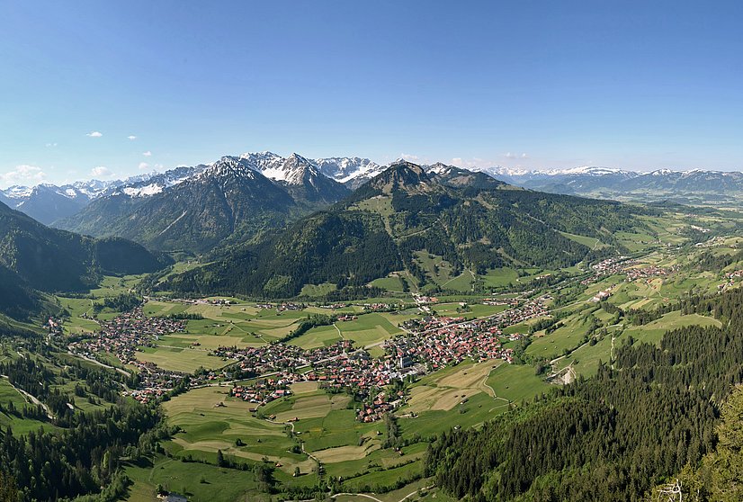 Bad Hindelang von oben mit Bergwelt