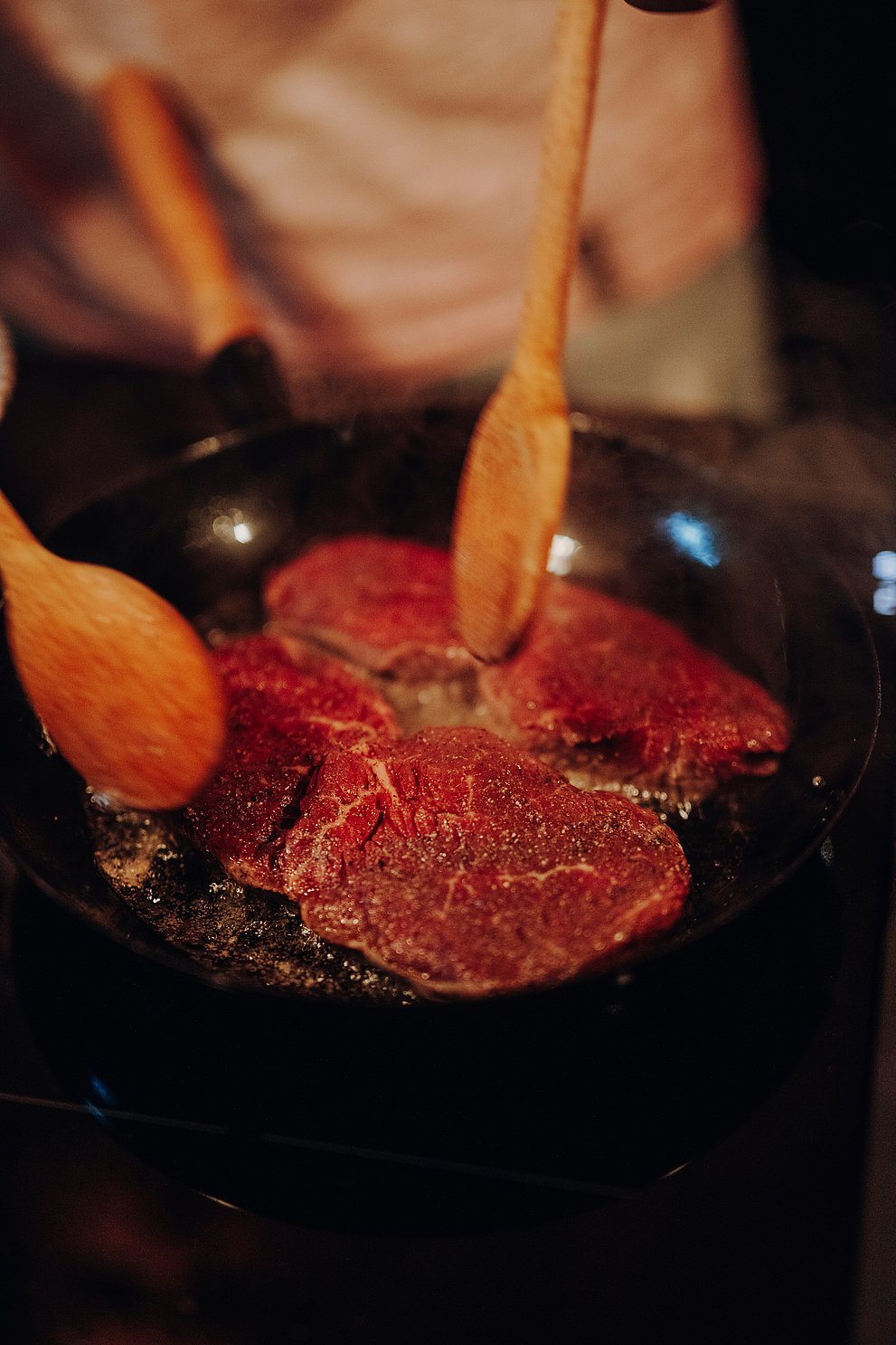 Brutzelndes Fleisch in der Pfanne